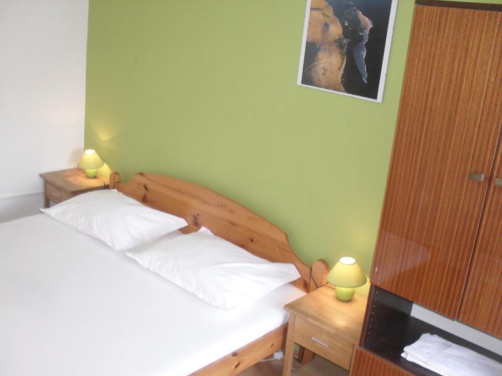 Basil Apartments And Rooms Betina  Buitenkant foto