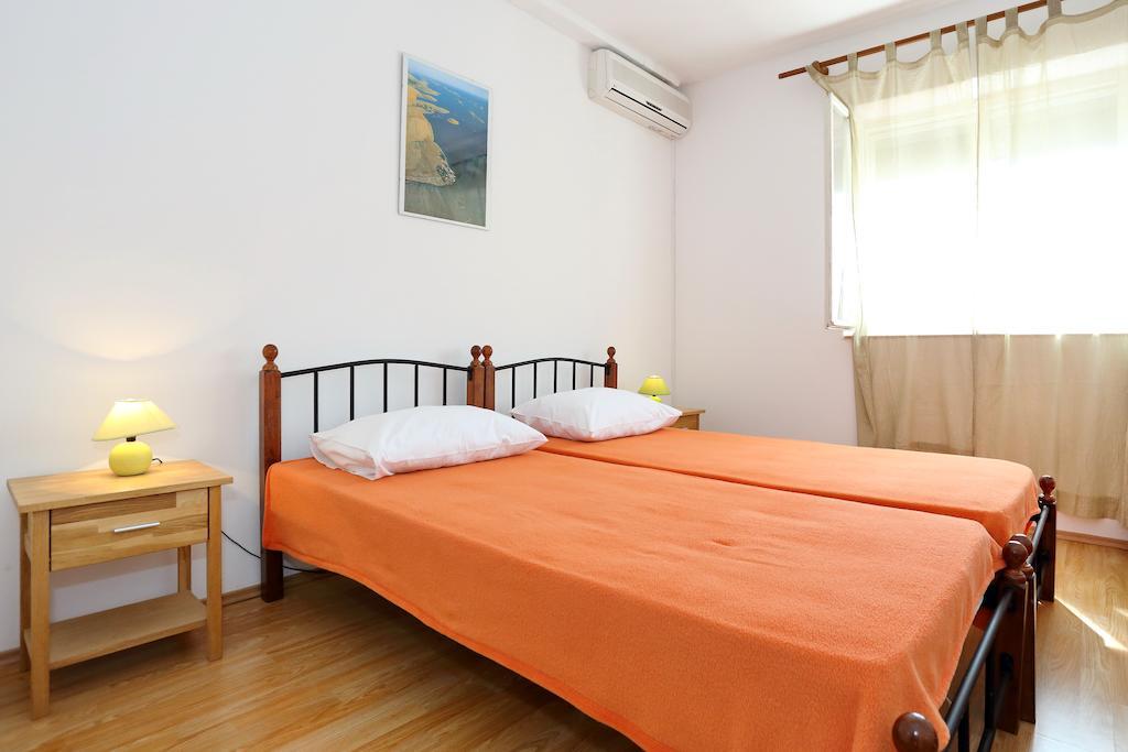 Basil Apartments And Rooms Betina  Buitenkant foto