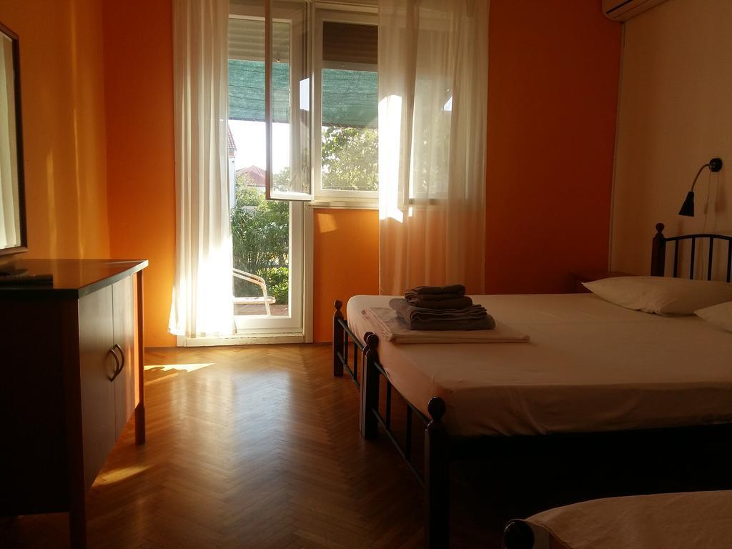 Basil Apartments And Rooms Betina  Buitenkant foto