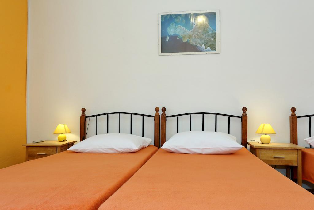 Basil Apartments And Rooms Betina  Kamer foto